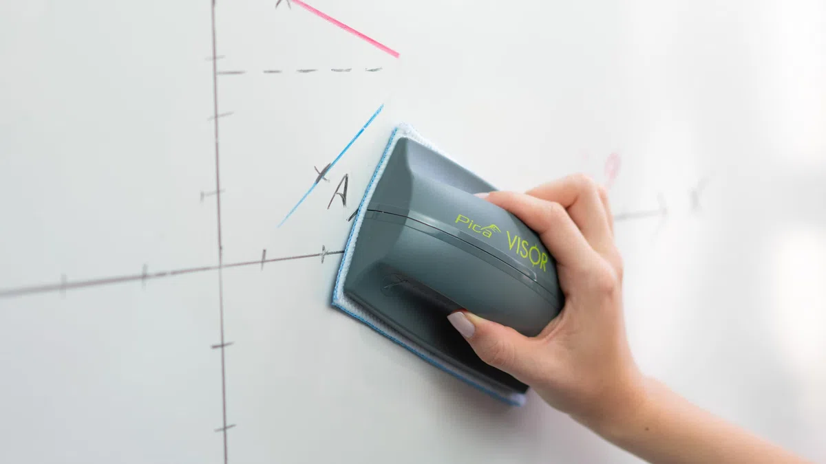 Pica Visor Magnetwischer I praktischer Magnetwischer im Set mit 2 passenden Mikrofaser-Pads I Ideal für die rückstandslose Entfernung von Boardmarkern I für Whiteboards, Schultafeln & Glas