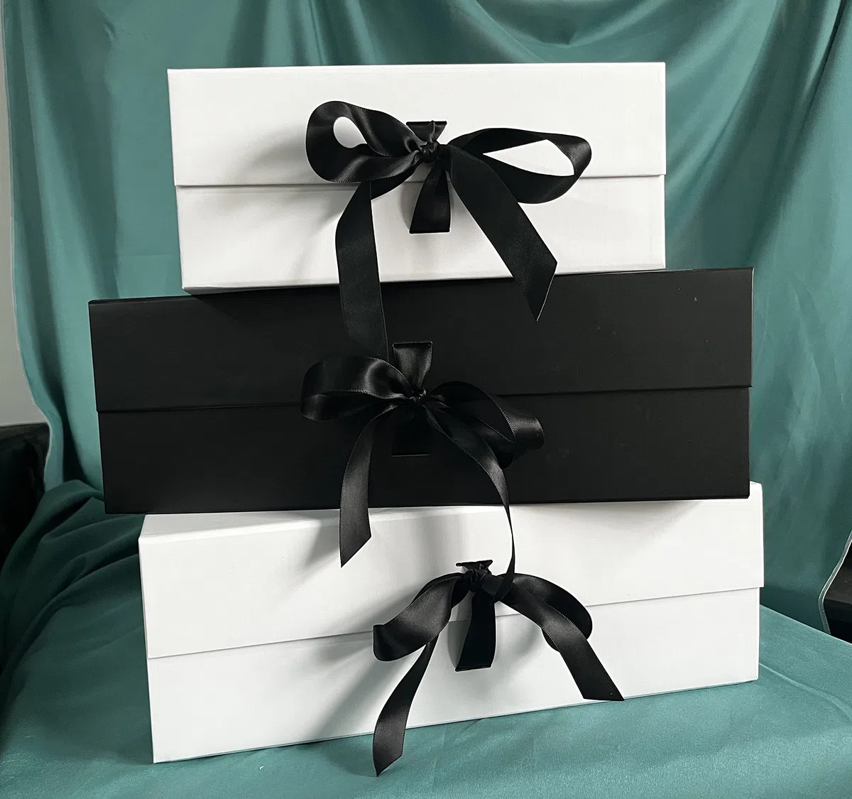 Schwarz Geschenkbox 33x26x11cm, Geschenkkarton mit Magnetisch Deckel und Schleife für Hochzeiten, Weihnachten, Geburtstage, Jubiläen Geschenkverpackung Box