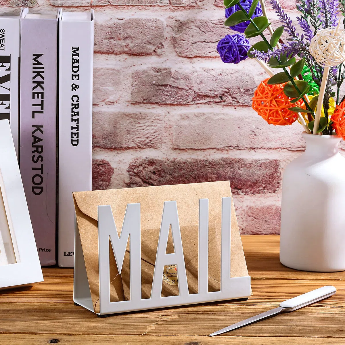 Jetec Mail Halter Metall Brief Sortierer Tabletop Mail Ausgeschnitten Organizer Mail Brief Dokumenten Ständer mit Brief Öffner für Desktop Haus Büro Schule (Weiß Reguläres Skript)