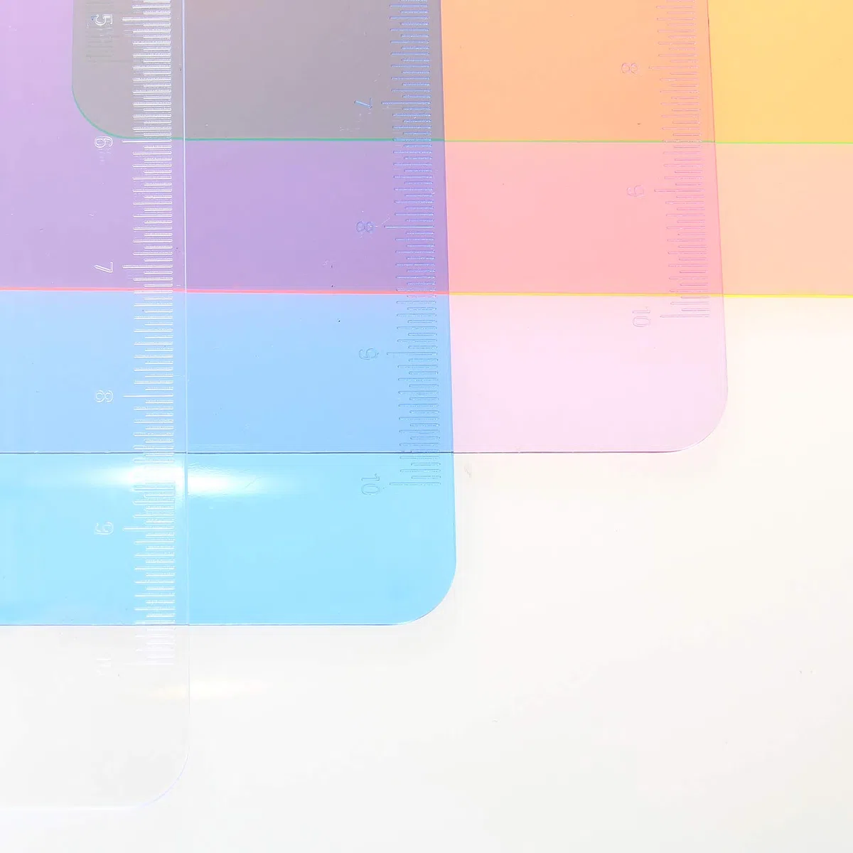 6er Klemmbrett A4 mit gummierter Metalklemme, Schreibbrett DIN A4 mit Aufhängeose, Pad Halter Clipboard - Transparent Kunststoff - Schreibblock Set mit 6 Farben - TKD8000