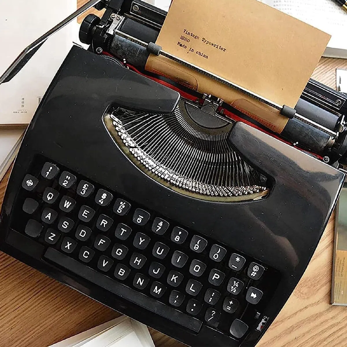 Vintage-Schreibmaschine mit manueller Schreibmaschine, traditionelle tragbare manuelle Schreibmaschine, altmodische mechanische englische Schreibmaschine zum Schreiben von Romanen überall