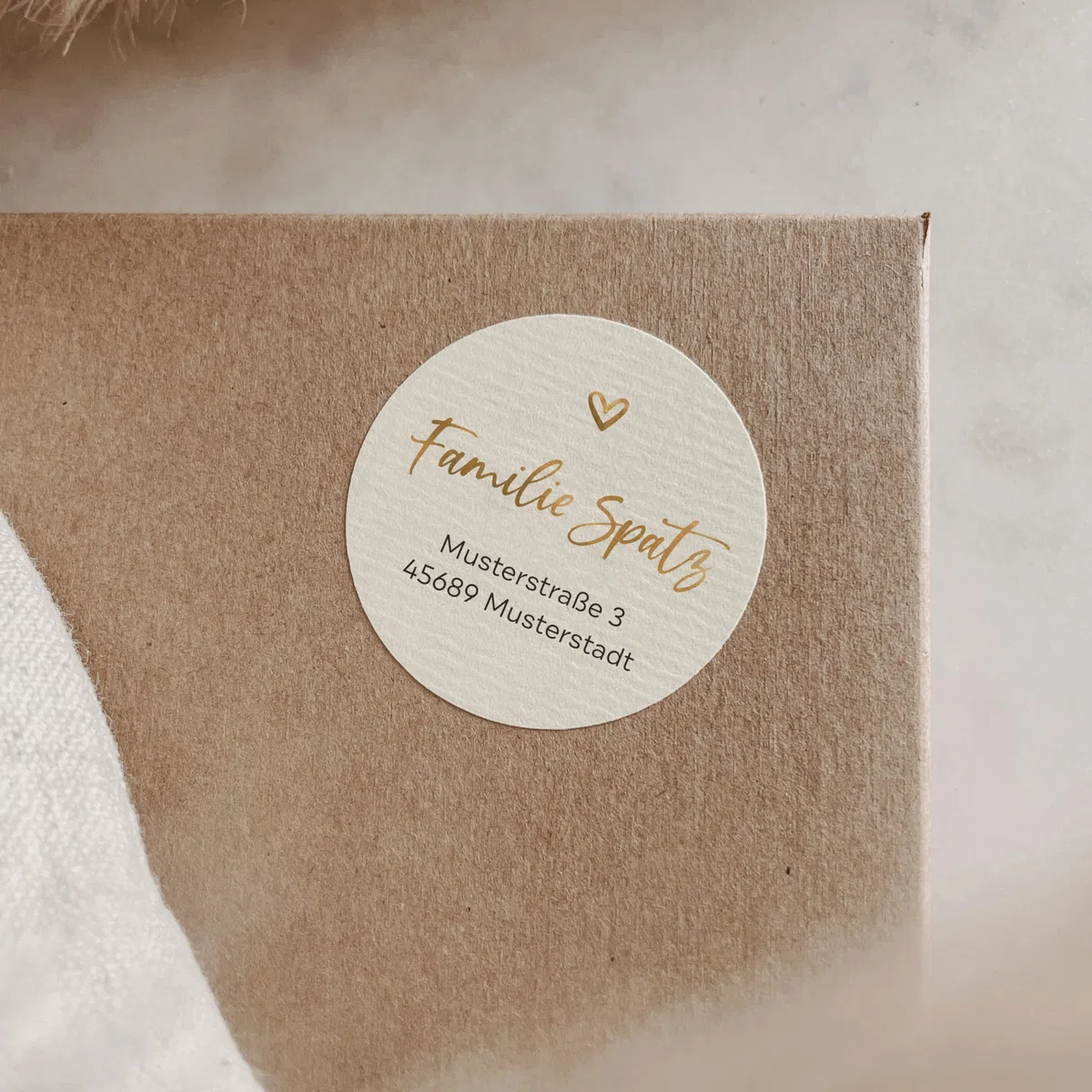 Personalisierte Adressaufkleber | 4cm Runde wischfeste Etiketten 500 Stück mit Wunschtext | ideal für Einladungskarten Umschläge Briefpost Geschenke NORDEULE (Natur, ⌀ 4cm Rolle, 500 Stk.)