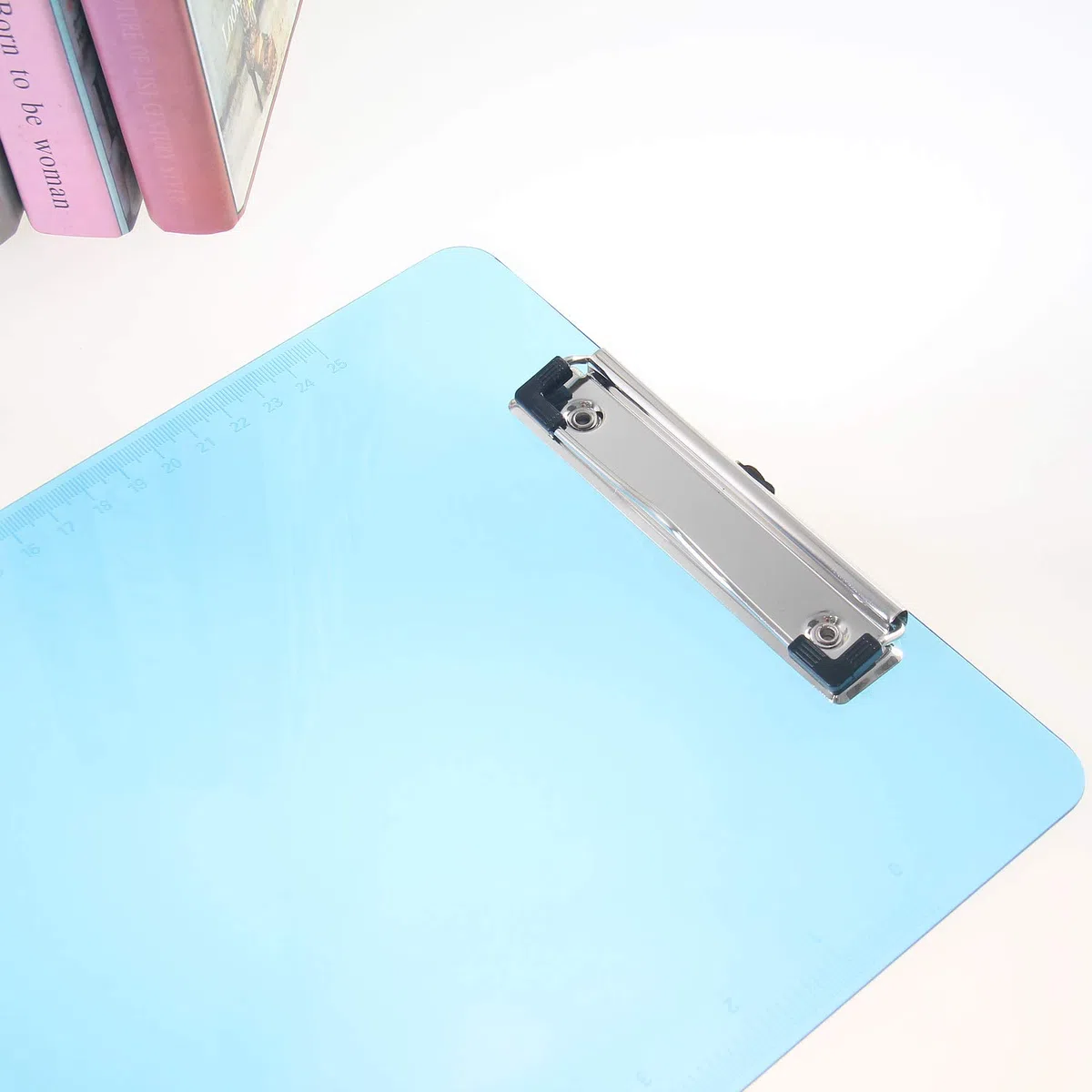 6er Klemmbrett A4 mit gummierter Metalklemme, Schreibbrett DIN A4 mit Aufhängeose, Pad Halter Clipboard - Transparent Kunststoff - Schreibblock Set mit 6 Farben - TKD8000
