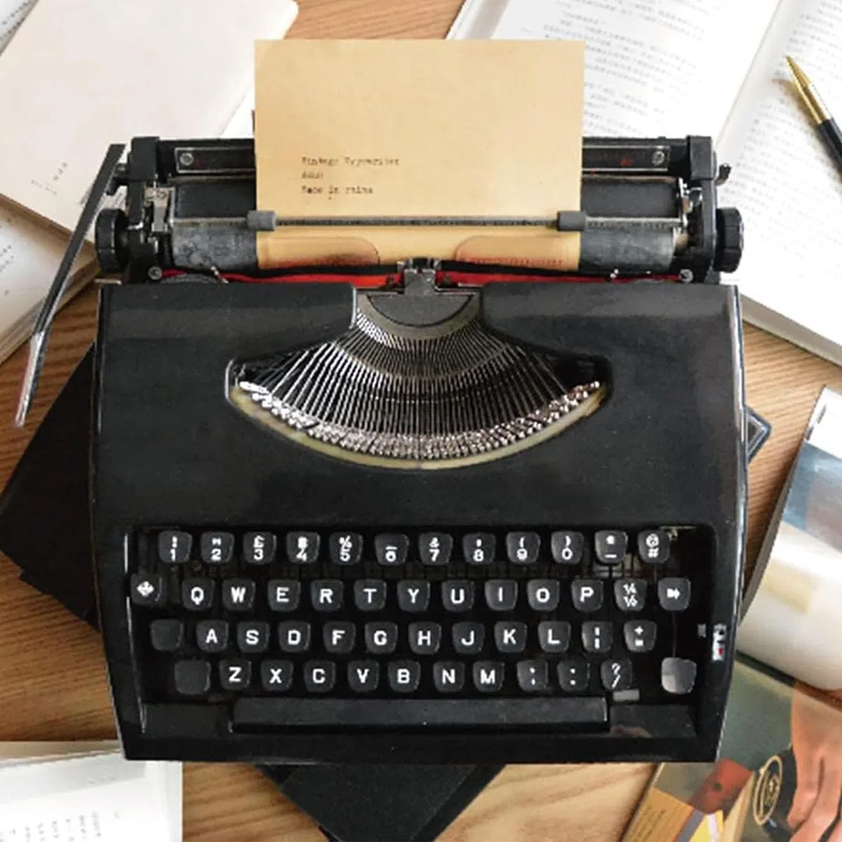 Vintage-Schreibmaschine mit manueller Schreibmaschine, traditionelle tragbare manuelle Schreibmaschine, altmodische mechanische englische Schreibmaschine zum Schreiben von Romanen überall
