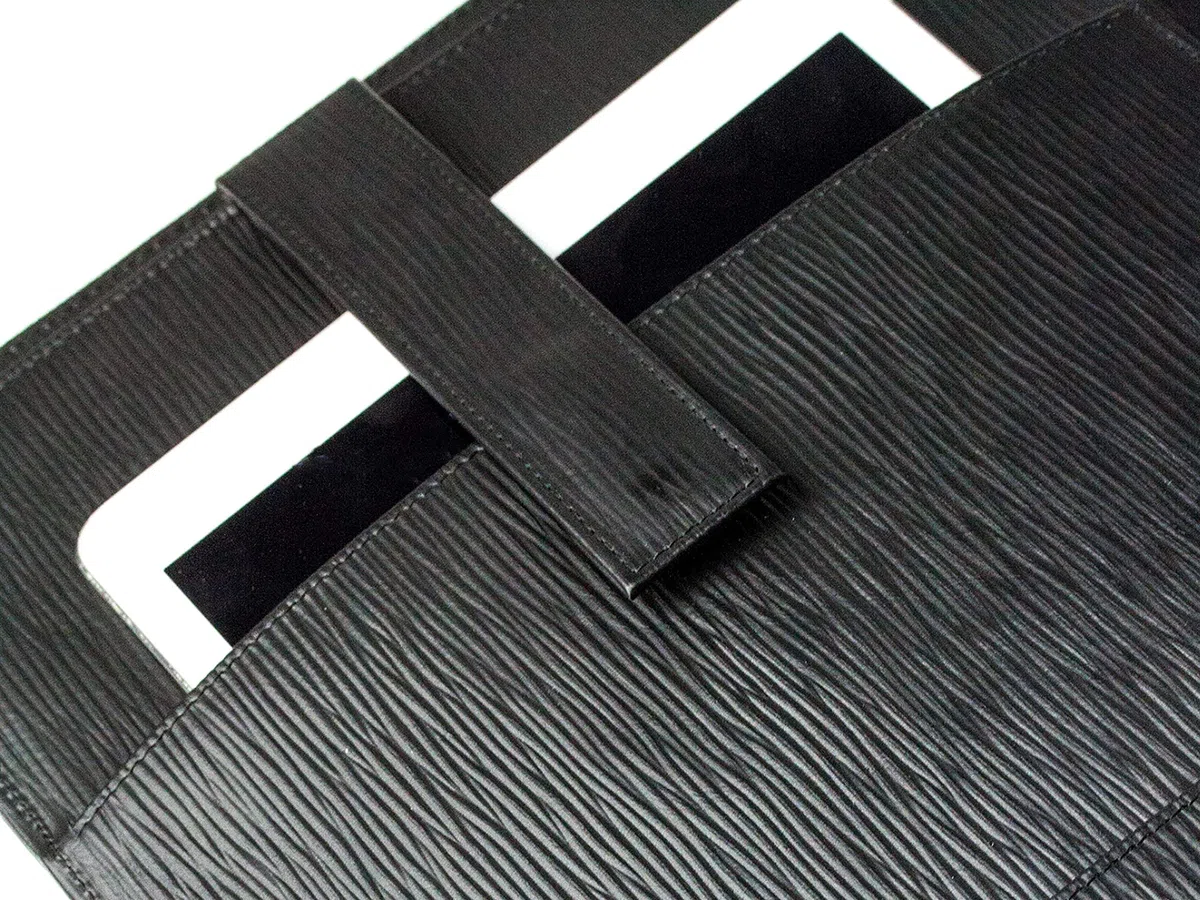 DELMON VARONE - Personalisierbare Tablet Schreibmappe DIN A4 aus Premium Manhattan Leder schwarz, Organizer Konferenzmappe mit Notizblock, Stifthalterung und Magnetlasche, Echtleder Geschäftsmappe