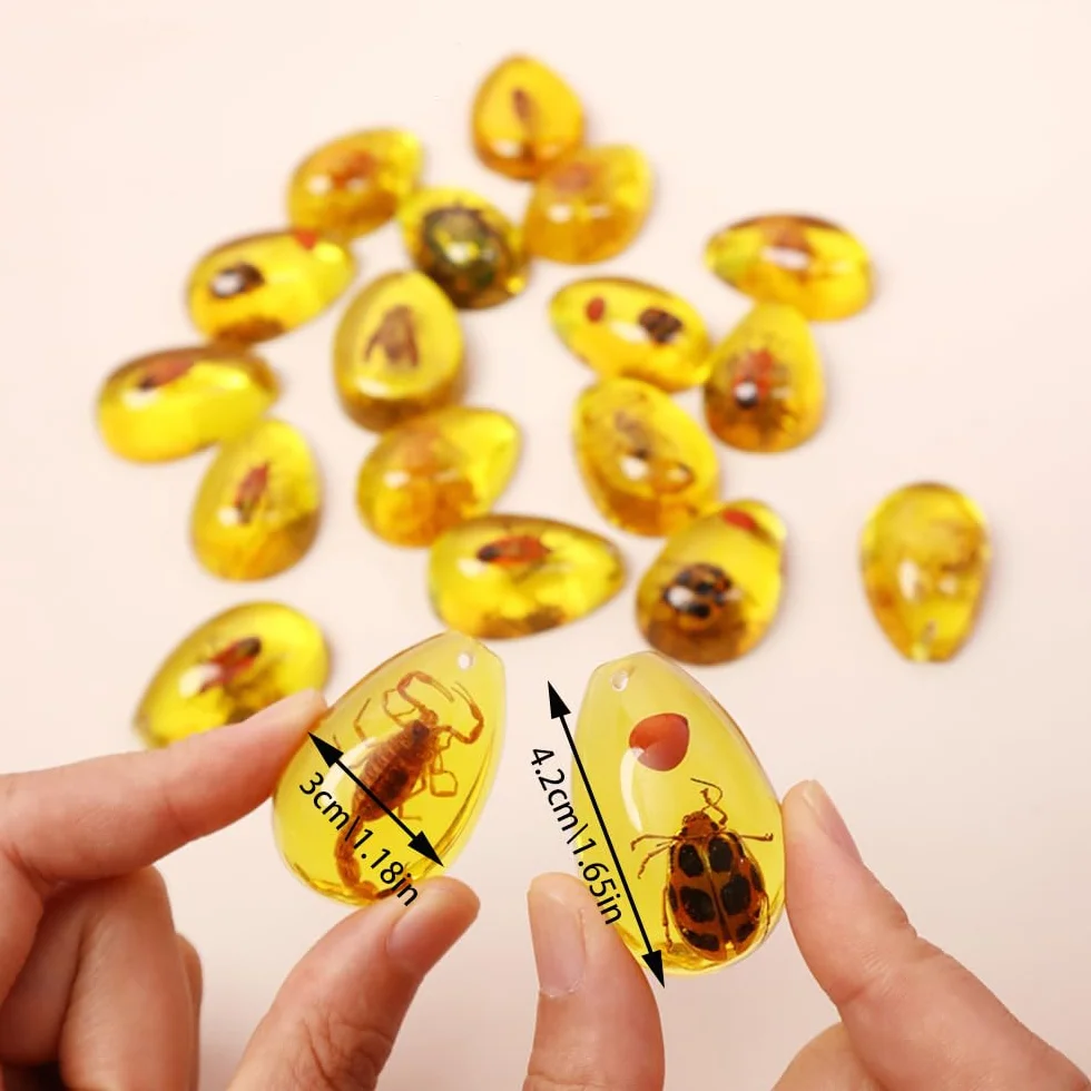 18 Stück Insekten-Bernsteinfossilien, Bernsteinfossil-Anhänger, verschiedene Insektenexemplare,in Harz konservierte Käfer, Lernspielzeug für Kinder und wissenschaftliche Sammlungen –zufällige Muster