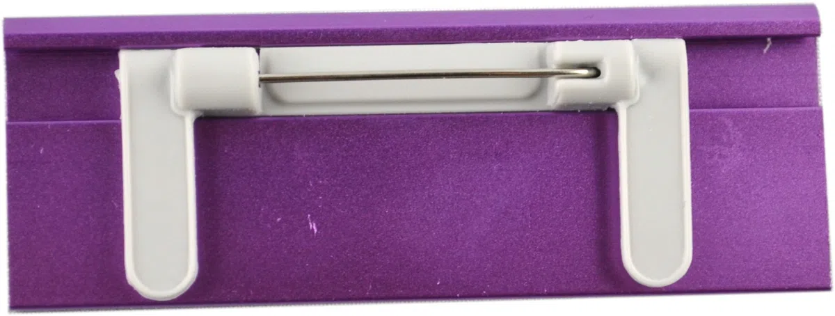 Aluminium Namensschilder violett eloxiert, aus Metall, Größe 70x25 mm, mit Magnet und Nadel/Clipkombination, individuellem Logodruck, Farbdruck mit Ihrem Logo, Magnetbefestigung, Name Badge, Namensschild für Kleidung, selbstbeschriftbar, mit Ihrem Logo, N