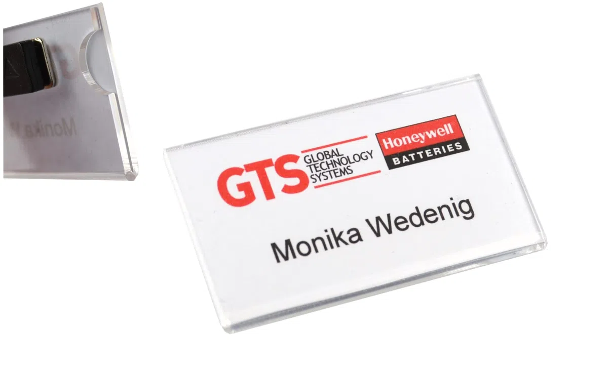 100 Stück Namensschild mit Magnet transparent Acryl-Namensschild, glasklar, 2 mm stark mit Daumenaussparung, verschiedene Größen, mit Magnet namensschild für Kleidung (70x25 mm)