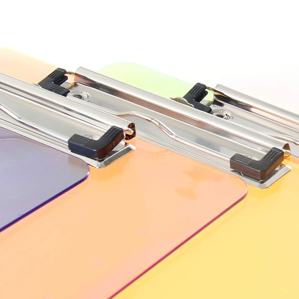 6er Klemmbrett A4 mit gummierter Metalklemme, Schreibbrett DIN A4 mit Aufhängeose, Pad Halter Clipboard - Transparent Kunststoff - Schreibblock Set mit 6 Farben - TKD8000
