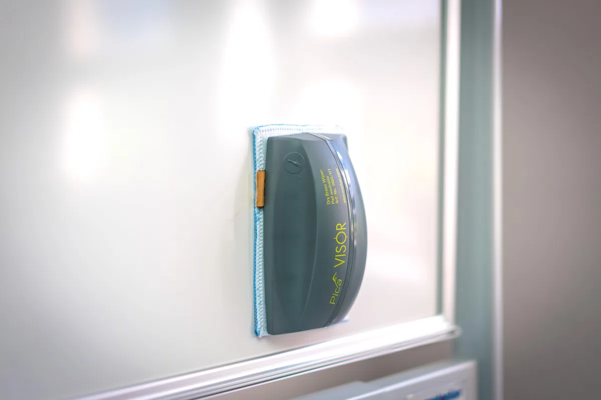 Pica Visor Magnetwischer I praktischer Magnetwischer im Set mit 2 passenden Mikrofaser-Pads I Ideal für die rückstandslose Entfernung von Boardmarkern I für Whiteboards, Schultafeln & Glas