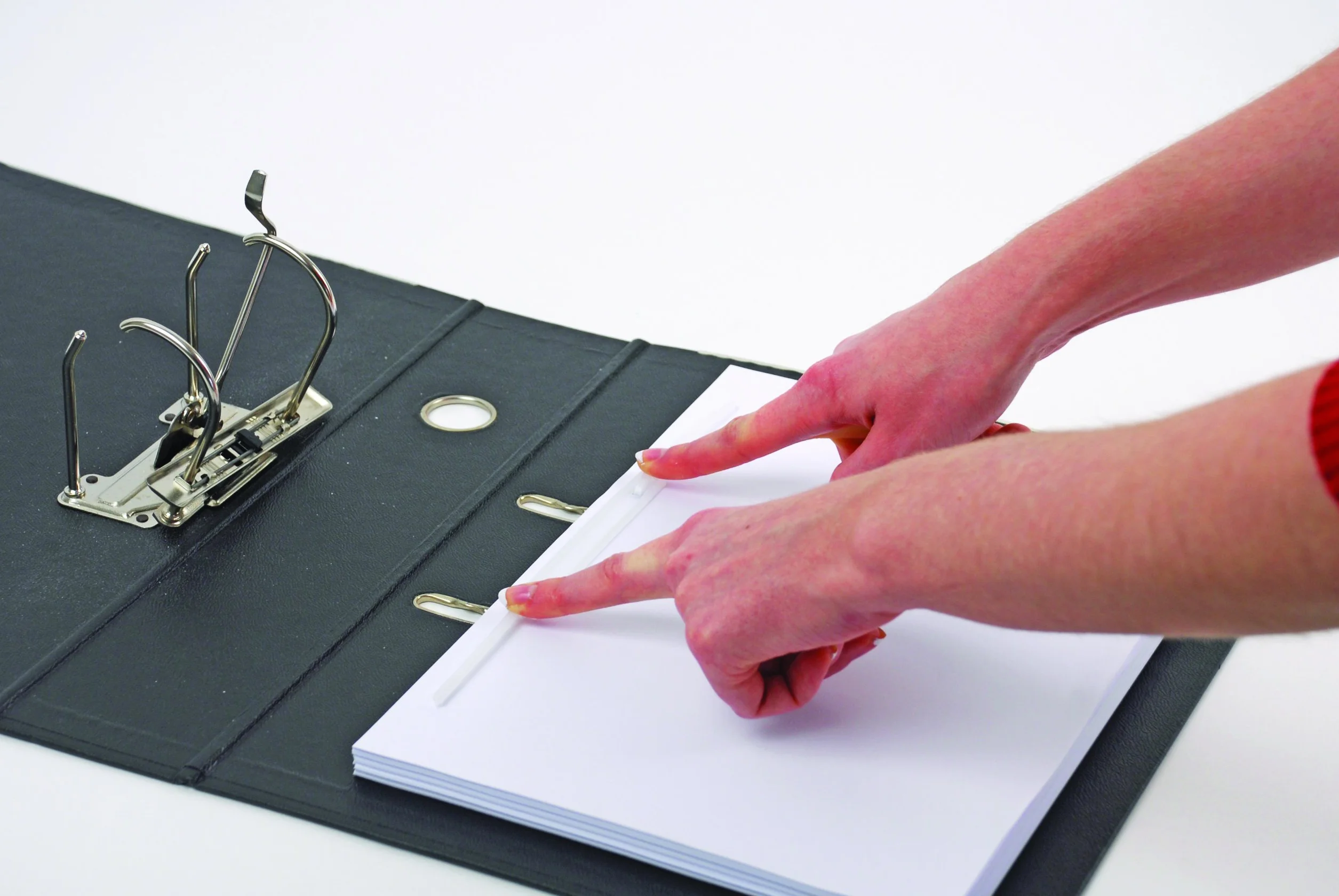 Bankers Box Abheftbügel ProClip, Archivclip mit 100 mm Armlänge und Deckleiste, inklusive Umfüller, aus 100% recyceltem Plastik, Farbe: weiß, Packung mit 100 Stück