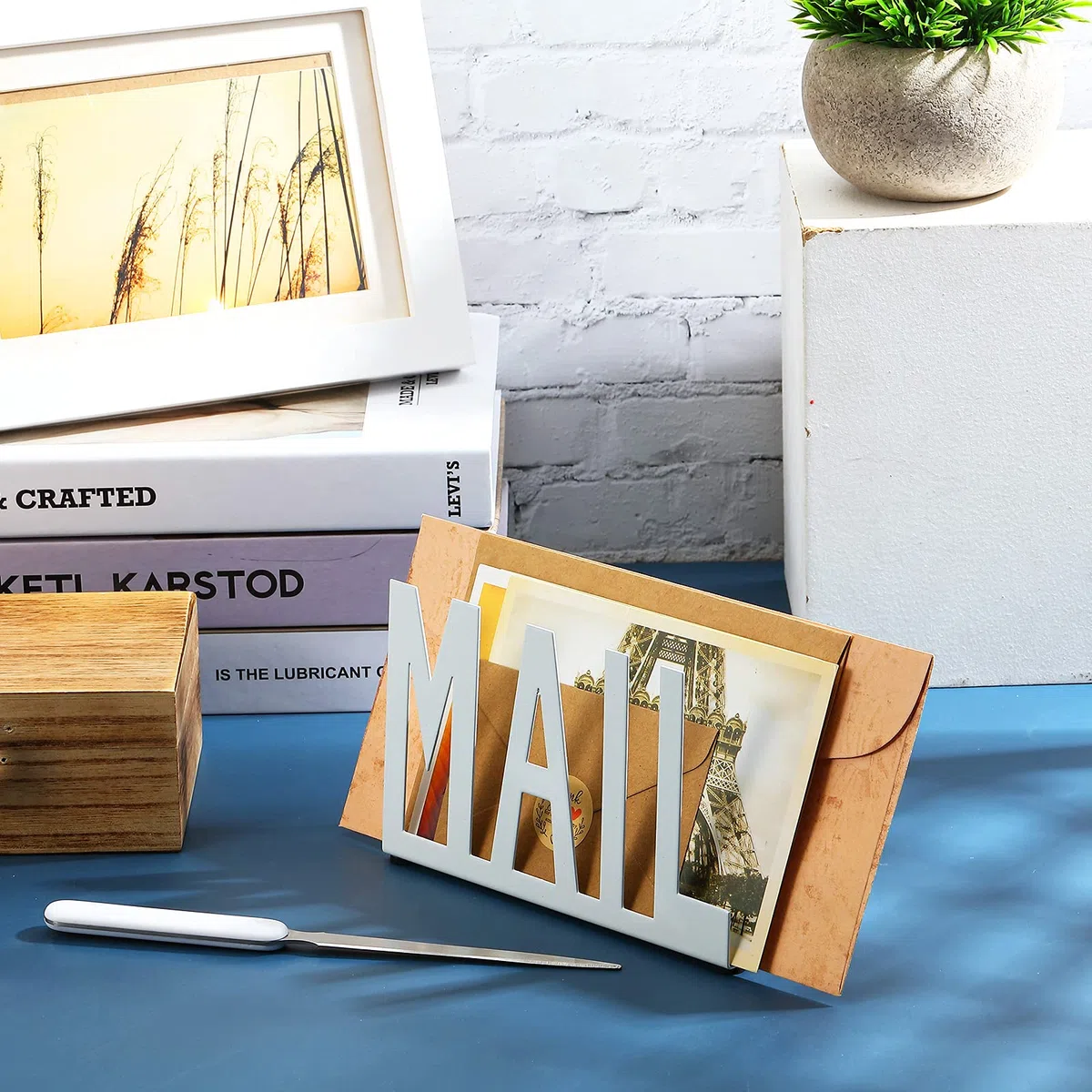 Jetec Mail Halter Metall Brief Sortierer Tabletop Mail Ausgeschnitten Organizer Mail Brief Dokumenten Ständer mit Brief Öffner für Desktop Haus Büro Schule (Weiß Reguläres Skript)