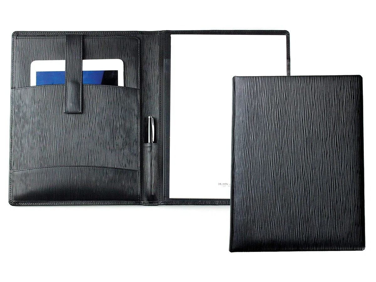 DELMON VARONE - Personalisierbare Tablet Schreibmappe DIN A4 aus Premium Manhattan Leder schwarz, Organizer Konferenzmappe mit Notizblock, Stifthalterung und Magnetlasche, Echtleder Geschäftsmappe
