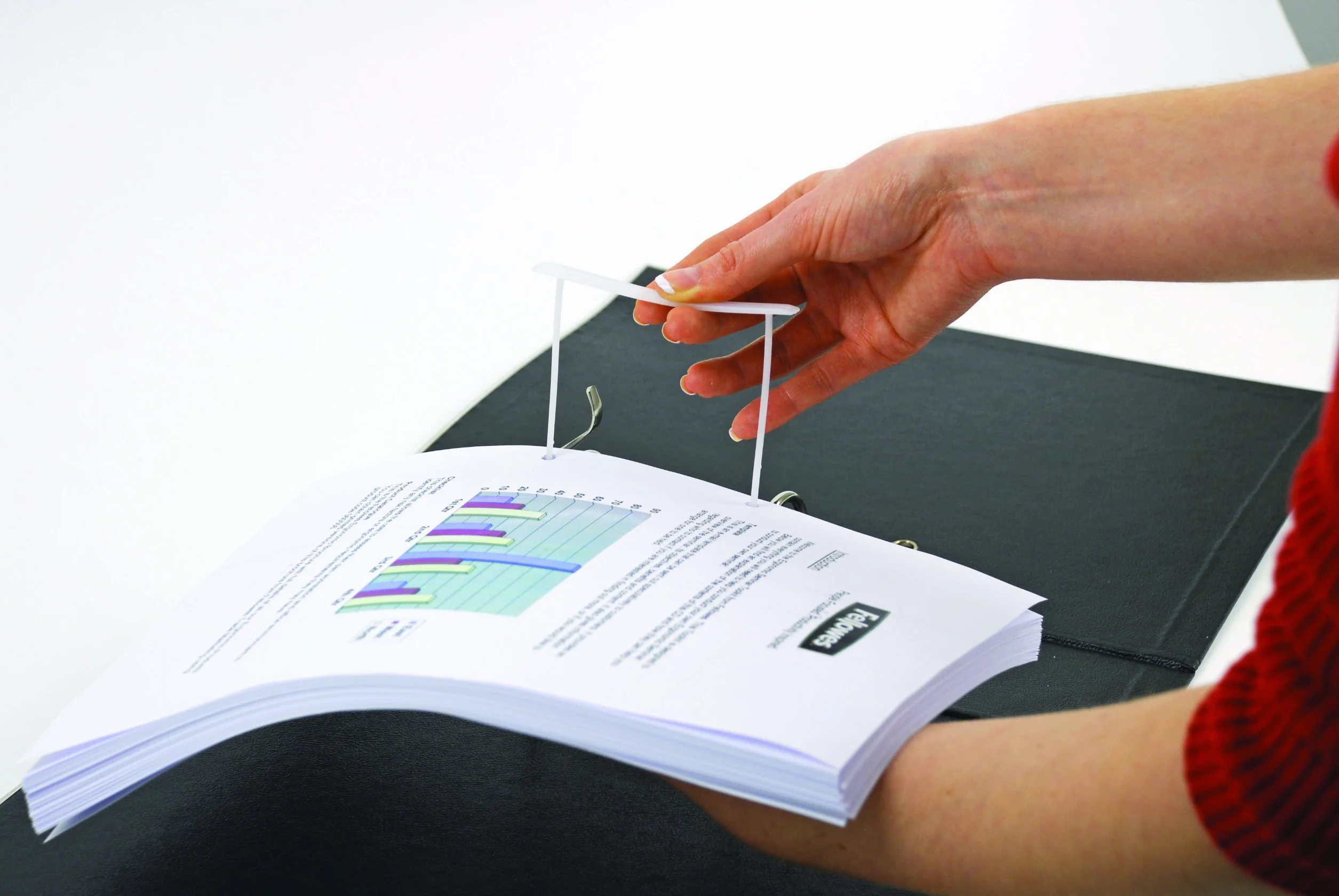 Bankers Box Abheftbügel ProClip, Archivclip mit 100 mm Armlänge und Deckleiste, inklusive Umfüller, aus 100% recyceltem Plastik, Farbe: weiß, Packung mit 100 Stück