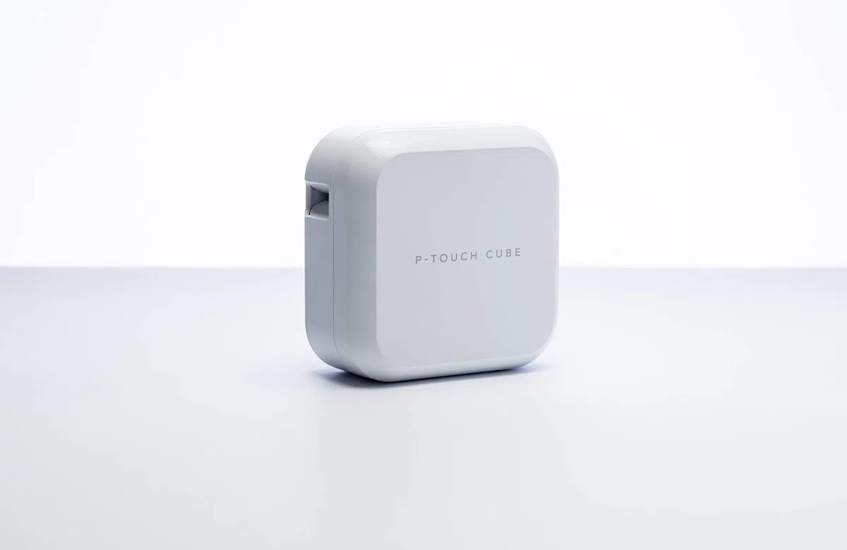Brother P-Touch Cube Plus Beschriftungsgerät, Weiß & Original Schriftband TZe-251 24 mm, Schwarz auf Weiß (u.a P700, -2430, D600, 9700PC, P750W)
