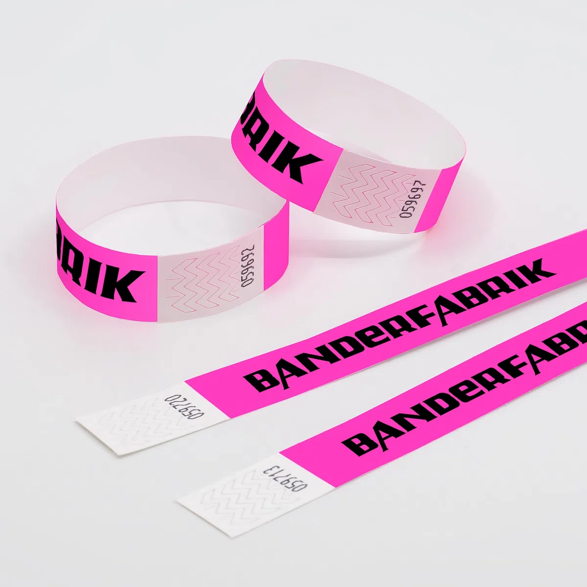 Einlassbänder aus Tyvek Individuell Schwarzer Bedruckte 19 x 255 mm mit Personalisierten Text/Logo - 100 Stück Party Eintrittsbänder - Selbstklebend und Wasserdicht Festival Armbänder