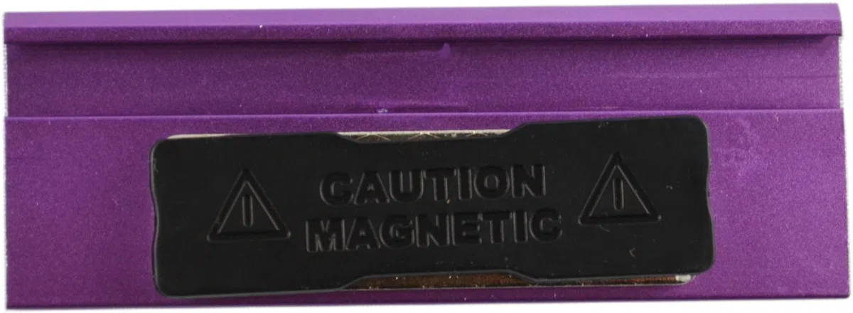 Aluminium Namensschilder violett eloxiert, aus Metall, Größe 70x25 mm, mit Magnet und Nadel/Clipkombination, individuellem Logodruck, Farbdruck mit Ihrem Logo, Magnetbefestigung, Name Badge, Namensschild für Kleidung, selbstbeschriftbar, mit Ihrem Logo, N